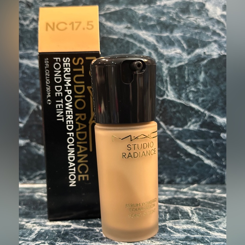 MAC Cosmetics Studio Radiance Foundation - Tan